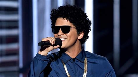 does bruno mars write his own music does bruno mars often collaborate with other songwriters?